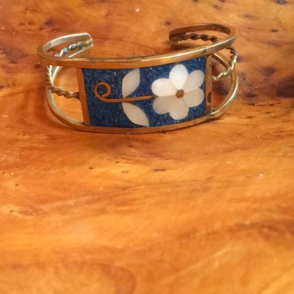 Very Pretty Bracelet with Abalone Flower - Picture 3 of 5